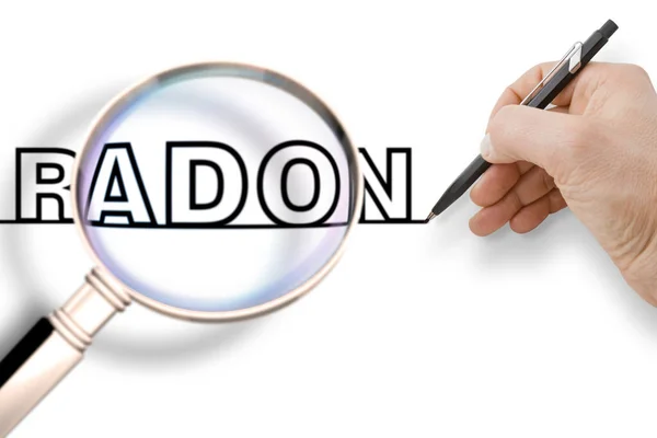 手拿着一支黑色铅笔 在白色背景上画出一条完全笔直的黑线 上面有Radon的文字 通过放大镜看到的概念图 — 图库照片
