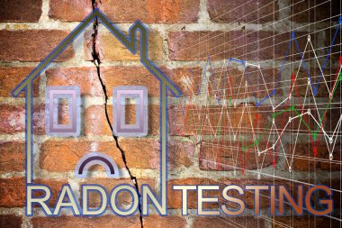 Evlerimizdeki radon gazının tehlikesi - Radon konsept görüntüsünü test ediyor, eski bir tuğla duvara karşı radon metni olan küçük bir evin ana hatlarıyla..