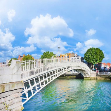 Dublin 'in en ünlü köprüsüne 