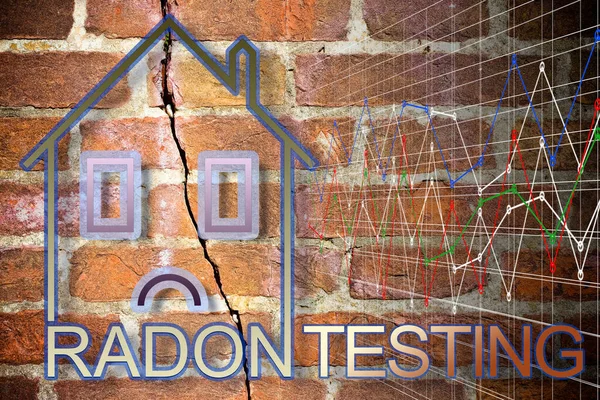 Evlerimizdeki radon gazının tehlikesi - Radon konsept görüntüsünü test ediyor, eski bir tuğla duvara karşı radon metni olan küçük bir evin ana hatlarıyla..