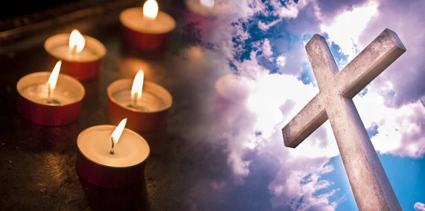 Kristna Kors Mot Dramatisk Molnig Himmel Konceptbild Med Rött Votivljus — Stockfoto