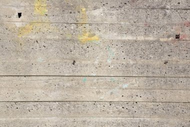 Karışık suyun buharlaşmasıyla oluşan deliklerle eski beton arka plan..