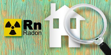Evlerimizdeki radon gazı tehlikesi - elementlerin periyodik tablosu, radyoaktif uyarı sembolü ve büyüteçle görülen ev silueti kavramı.