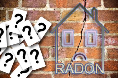 Evlerimizdeki radon gazı tehlikesi ile ilgili şüpheler ve belirsizlikler. Üzerinde radon yazıları olan küçük bir evin konsept görüntüsü çatlak tuğla bir duvara ve soru işaretlerine karşı..