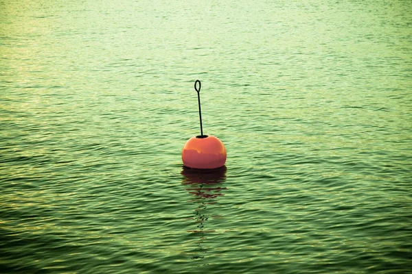 Bouy Rojo Plástico Lago Tranquilo Imagen Tonificada Con Espacio Para — Foto de Stock