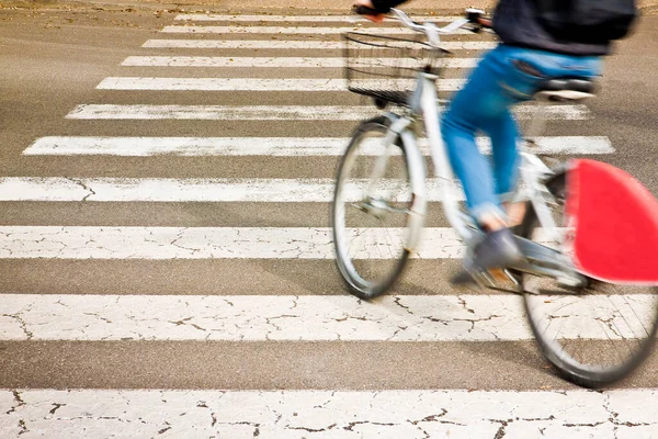 Jinetes Bicicletas Paso Peatonal Desenfoque Movimiento — Foto de Stock