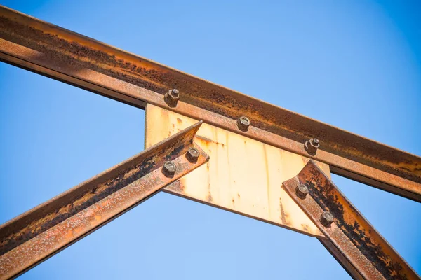 Old Rusty Iron Structure Bolted Metal Profiles Blue Sky — Stock Photo, Image