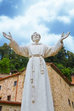 Assisi heykelinin Aziz Francis 'i, en ünlü İtalyan azizi. 