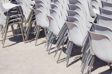 Açık hava sinemasında plastik gri sandalyeler..