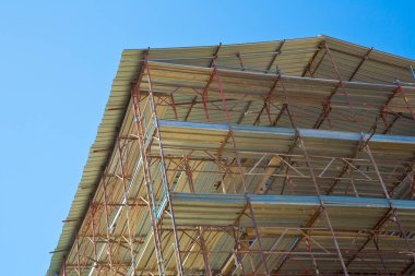 İnşaat alanındaki metal iskeleler prefabrik bileşenlerle inşa edilmiş. Binanın ön cephesinde güvenli bir şekilde çalışabilmek için.