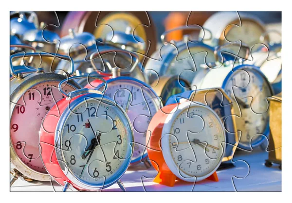 学会管理时间 旧彩色金属表时钟 概念图像在拼图形状 — 图库照片