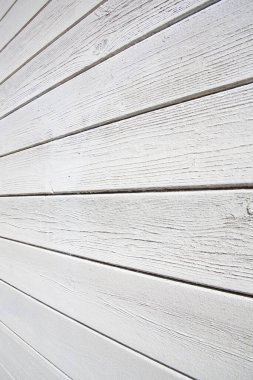 Eski, yıpranmış, beyaz, boyanmış ahşap bir duvar. 