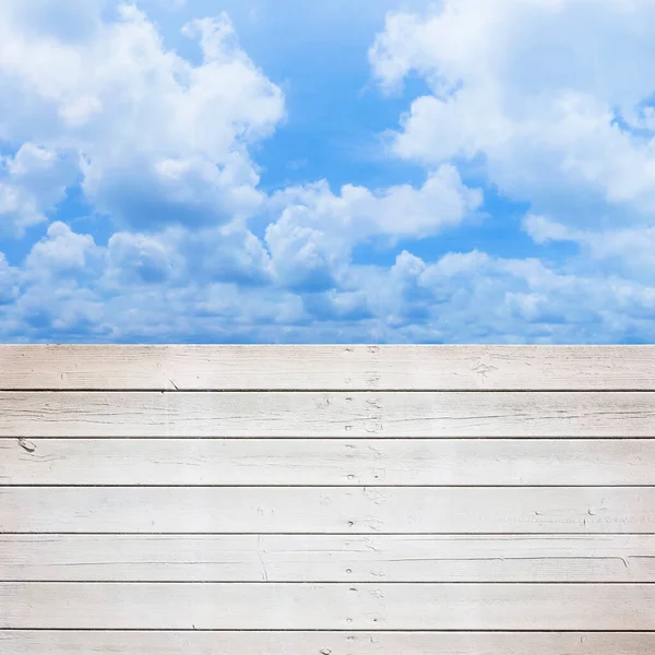 Alte Verwitterte Weiß Gestrichene Holzlattenwand Mit Bewölktem Himmel Auf Hintergrund — Stockfoto