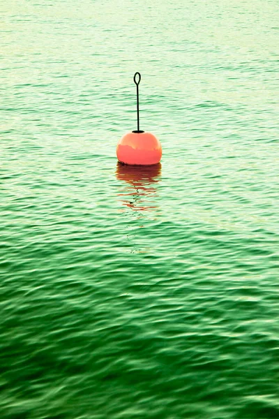 Bouy Vermelho Plástico Lago Calmo Imagem Tonificada Com Espaço Cópia — Fotografia de Stock