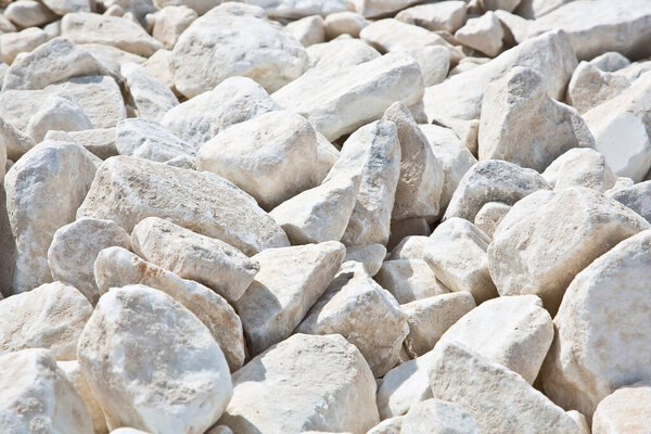 Расширение белого гравия различных размеров на строительной площадке, используемой в строительной отрасли и строительной деятельности для строительства дорожных покрытий