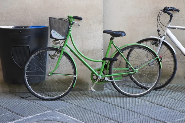 Green and white bikes — Stock Photo, Image