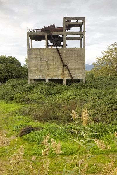 Antigua estructura de hormigón abandonado —  Fotos de Stock