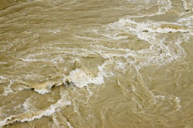 Takilan sular ve karanlık
