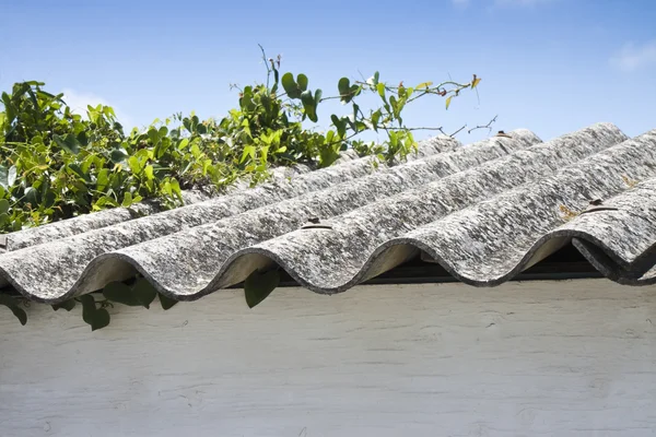 Dangerous asbestos roof — Stock Photo, Image