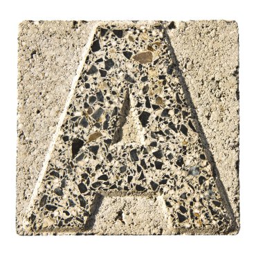A harfi bir beton blok içinde oyulmuş