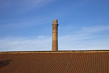 Eski tuğla baca üzerinde sky kopya sapce ile izole