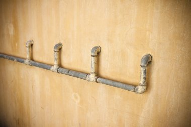 duvarın önünde eski su boruları