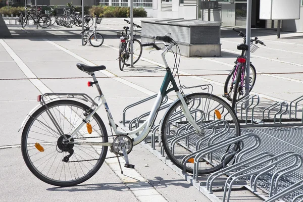 Biciclette sparse parcheggiate in strada — Foto Stock