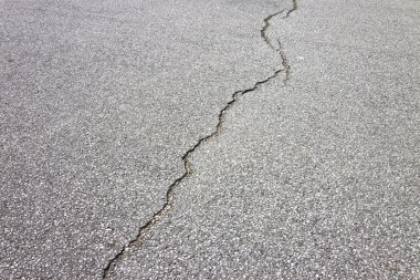 Yapısal bir başarısızlık sonra bozuk asfalt yol