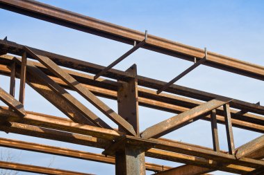 Mavi arka plan üzerinde eski demir yapısı