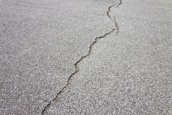 Camino de asfalto dañado después de un fallo estructural — Foto de Stock