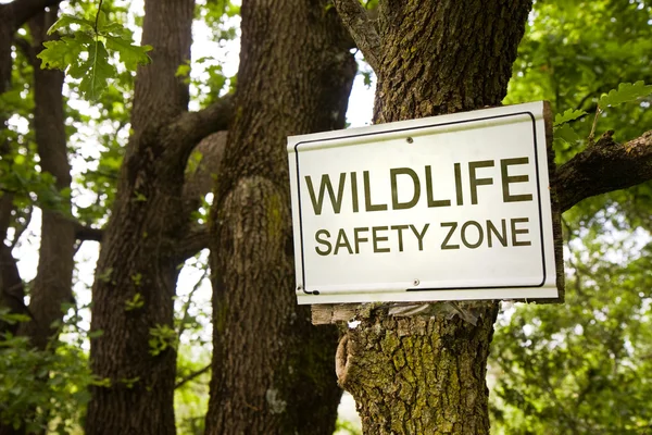 Señal de zona de seguridad de vida silvestre que indica en el campo — Foto de Stock