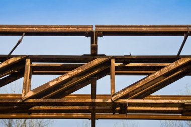 Mavi arka plan üzerinde eski demir yapısı