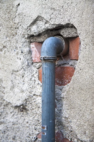 duvarın önünde eski su boruları