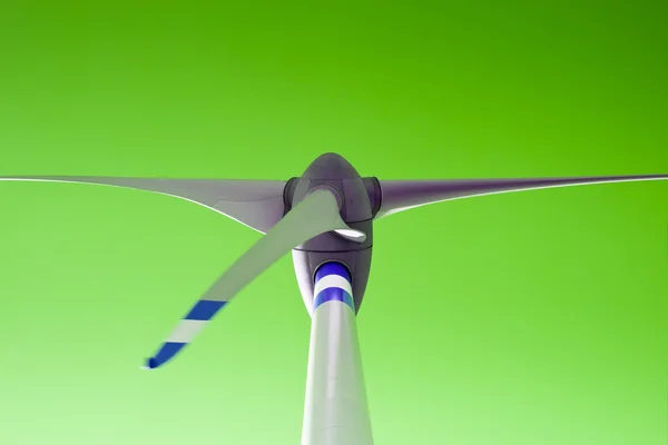 Wind Turbine koncept på grön bakgrund — Stockfoto