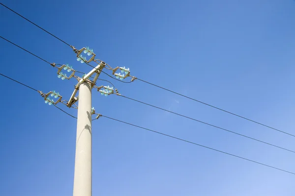 Pilone elettrico in calcestruzzo con cielo blu — Foto Stock