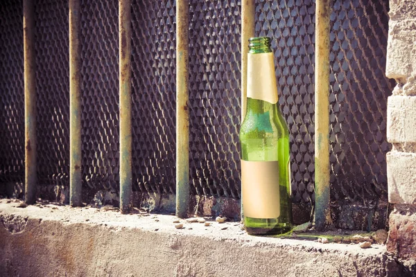 Bierflasche auf der Fensterbank eines alten Fensters: Alkoholiker — Stockfoto