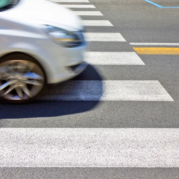 Zwart-wit voetgangersoversteekplaats met auto op achtergrond — Stockfoto