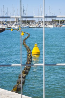 Deniz inşaat alanında küçük bir liman içinde