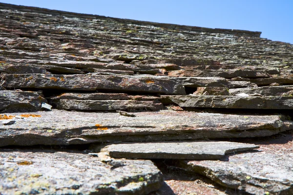 Bir evin İtalyan dağlarda kayrak bir çatı detay — Stok fotoğraf
