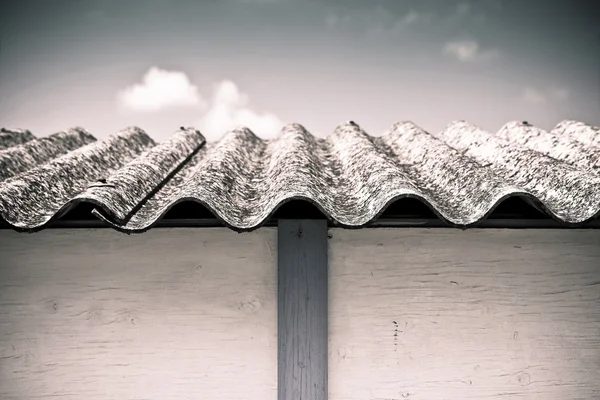 Dangerous asbestos roof - Medical studies have shown that the as — Stock Photo, Image