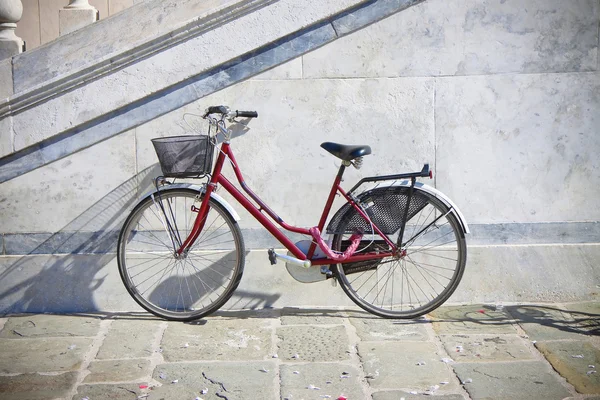 Red bicycle with basket — Stock Photo, Image