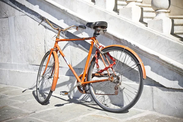 Старий іржавий помаранчевий велосипед — стокове фото