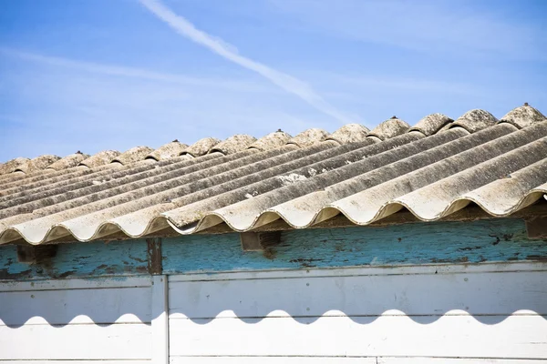 Опасная крыша из асбеста — стоковое фото