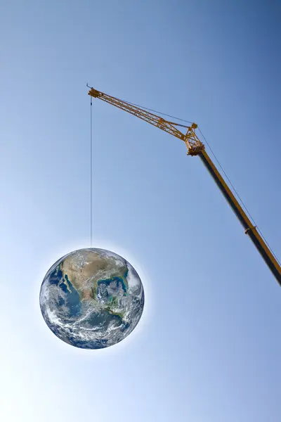 Le globe suspendu à un fil. Concept d'urgence environnementale — Photo