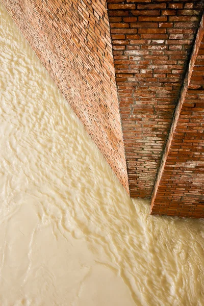 Mur de brique pour contenir un canal d'eau — Photo