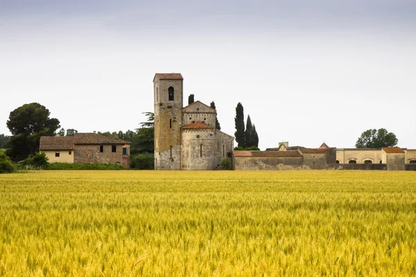 Typisch toskanische romanische Kirche — Stockfoto