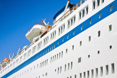 Büyük yolcu gemisi ile mavi arka plan üzerinde filika