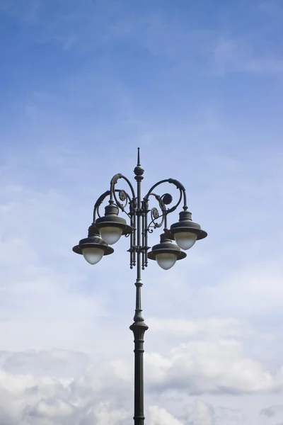 Luz da rua do século XIX no meio de um squa italiano — Fotografia de Stock