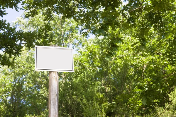 Signo en blanco en el campo —  Fotos de Stock