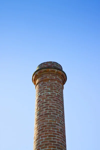 Eski tuğla baca üzerinde sky kopya sapce ile izole — Stok fotoğraf